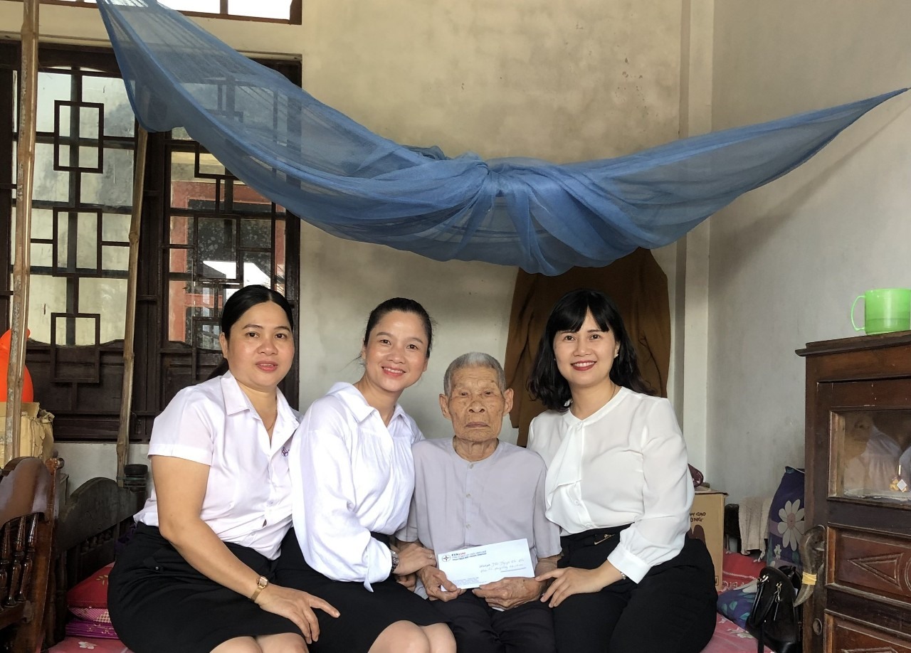Ban nữ công thăm hỏi mẹ Việt Nam anh hùng