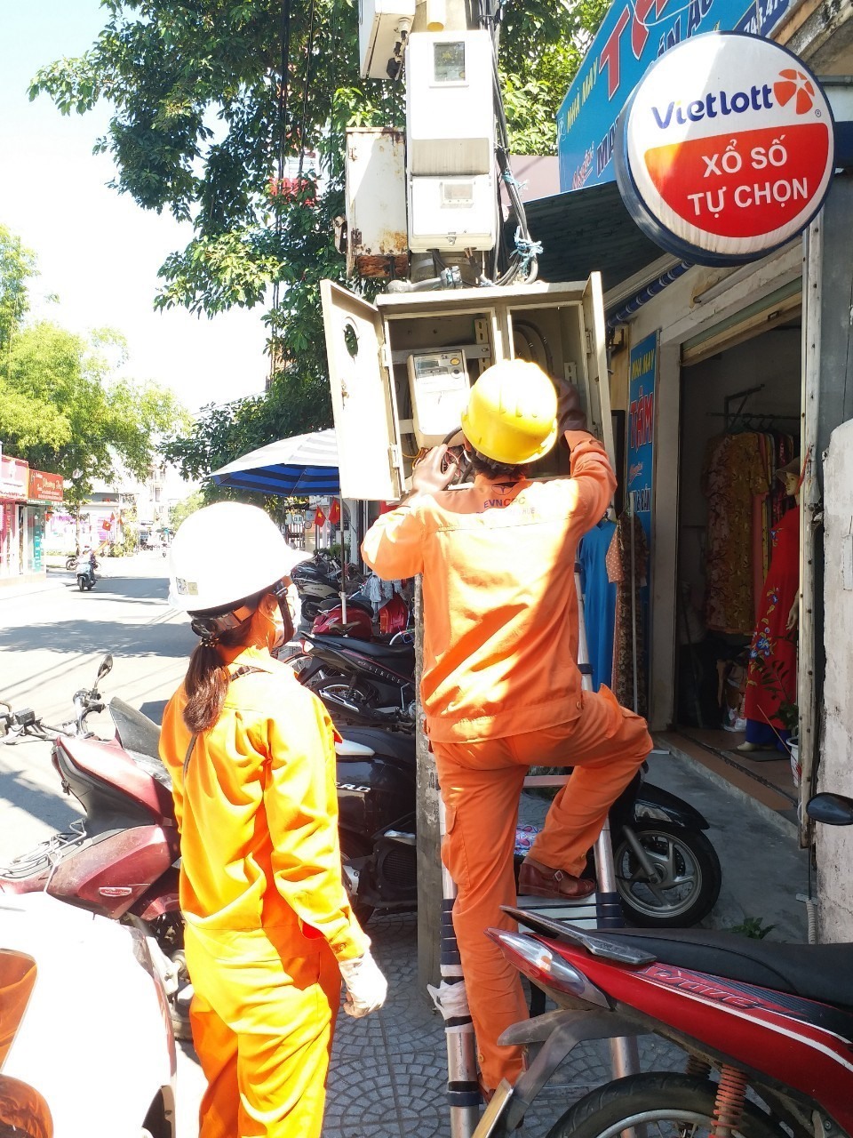 Chị Thanh Xuân - Nhân viên Đội Sản xuất Điện lực Nam Sông Hương tham gia công tác thay công tơ định kỳ