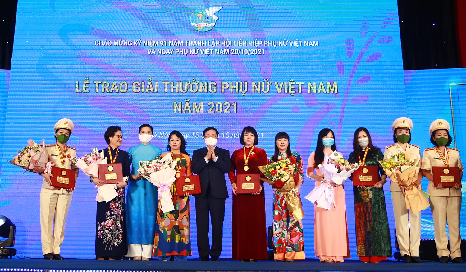 “Giải thưởng Phụ nữ Việt Nam năm 2021” được trao cho 6 tập thể và 10 cá nhân xuất sắc trên các lĩnh vực kinh tế, giáo dục, văn hóa, y học, công tác xã hội, phát triển cộng đồng. Ảnh: VGP/Hải Minh