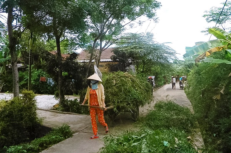 Người dân xã Hải Hưng, huyện Hải Lăng ra quân dọn vệ sinh, thu gom rác thải để phòng ngừa dịch sốt xuất huyết -Ảnh: H.N