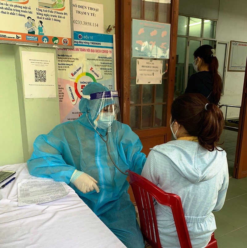 Nhân viên Trạm Y tế lưu động TP. Đông Hà khám sàng lọc cho người dân trước khi tiêm phòng COVID-19 - Ảnh: M.L