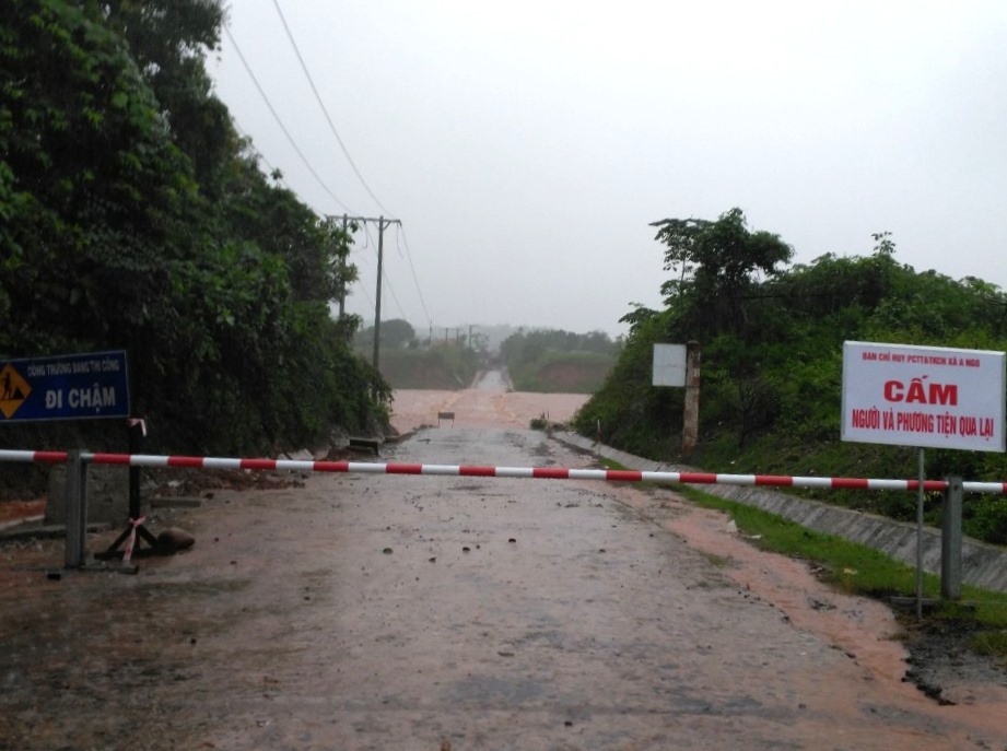Một trong những điểm cầu tràn tại huyện Đakrông (Quảng Trị) cắm biển báo nguy hiểm, không có người dân qua lại
