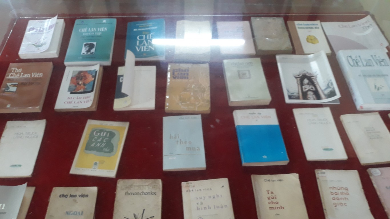 Nhiều Thơ Chế Lan Viên và những tập sách của các tác giả viết về ông được trưng bày tại nhà lưu niệm: Ảnh-PV