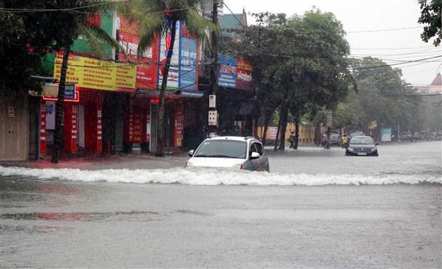 Nhiều tuyến đường ở thành phố Hà Tĩnh bị ngập sâu. Ảnh TTXVN