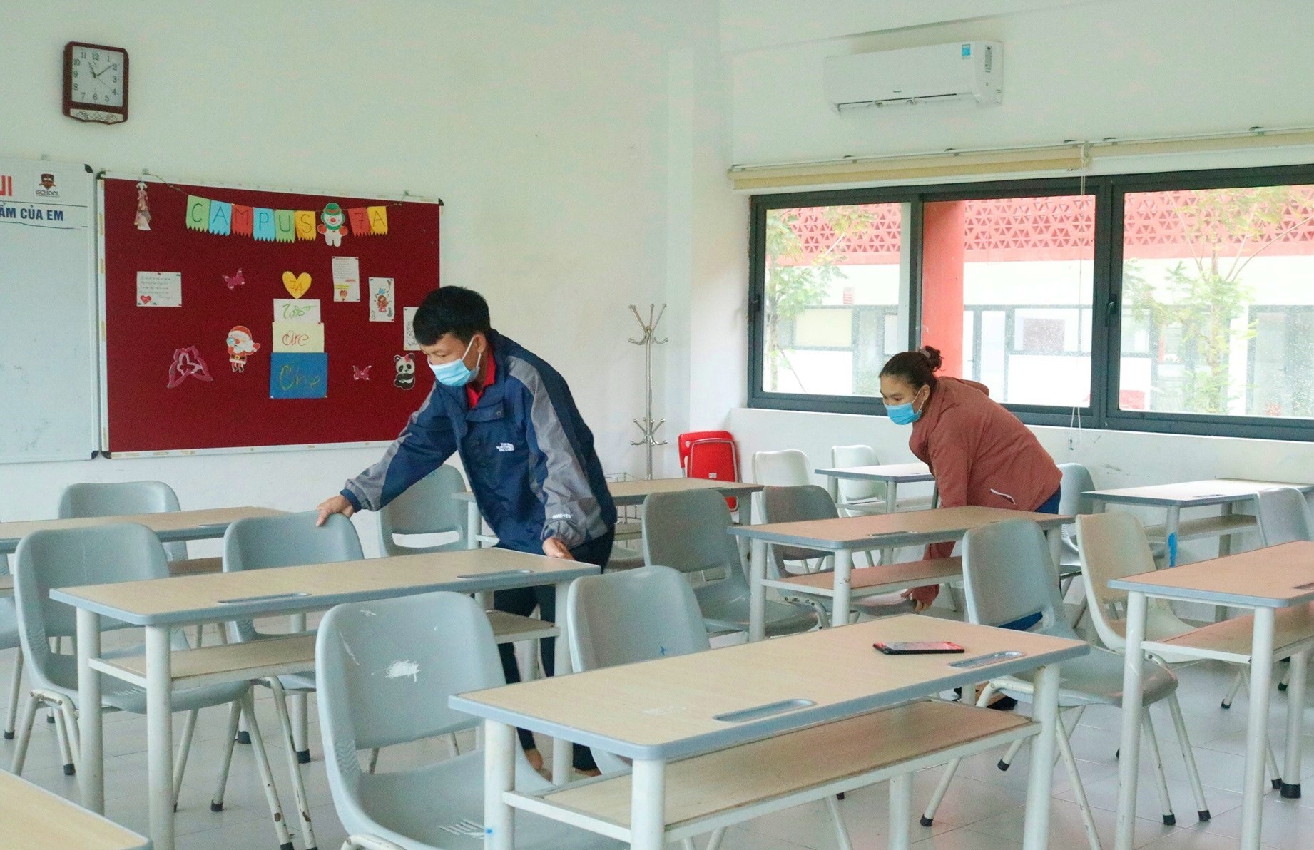 Cán bộ, giáo viên, nhân viên Trường Liên cấp Hội nhập Quốc tế iSchool Quảng Trị dọn dẹp vệ sinh để chuẩn bị đón học sinh - Ảnh: iSchool QT
