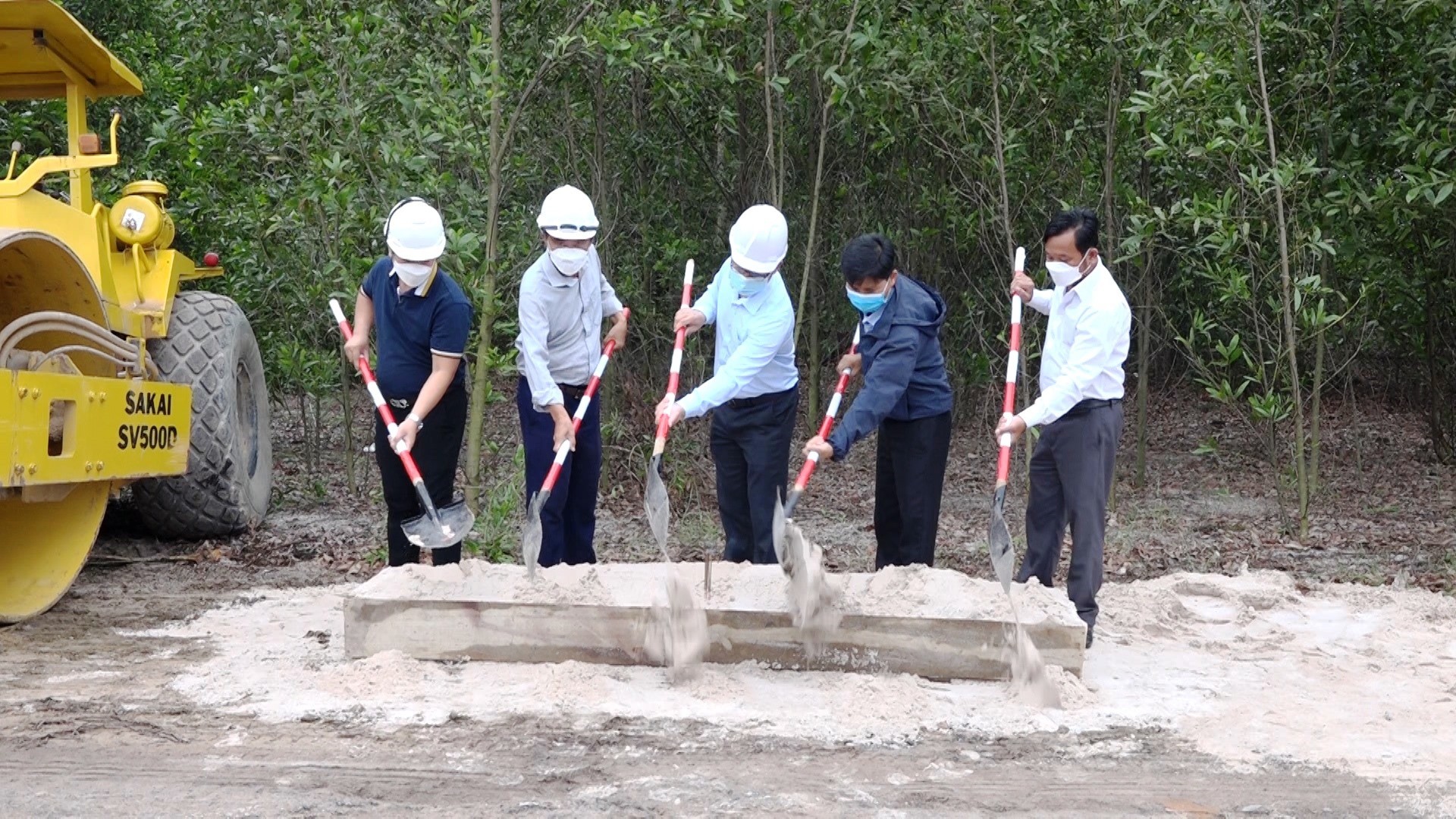 Lễ khởi công xây dựng nâng cấp, mở rộng tuyến đường ĐH-51 nối liền xã Hải Hưng đến thị trấn Diên Sanh, huyện Hải Lăng - Ảnh: ĐV