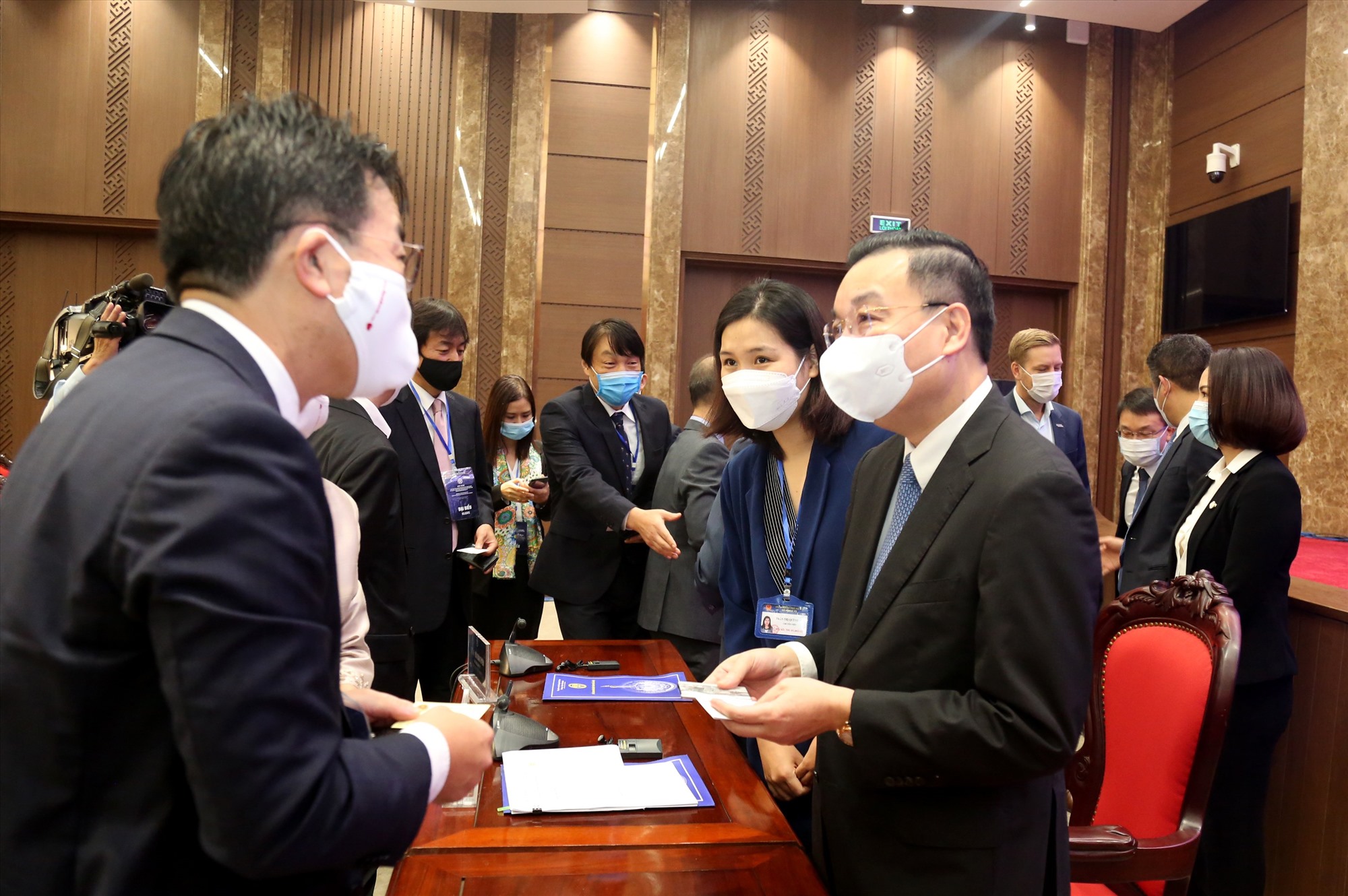 Chủ tịch UBND TP. Hà Nội Chu Ngọc Anh gặp gỡ doanh nghiệp tại Hội nghị. Ảnh VGP/Gia Huy