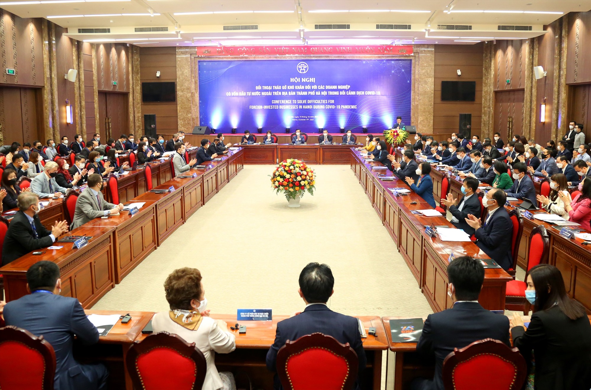 Hội nghị “Đối thoại tháo gỡ khó khăn đối với các doanh nghiệp có vốn đầu tư nước ngoài trên địa bàn thành phố Hà Nội trong bối cảnh dịch COVID-19”. Ảnh VGP/Gia Huy