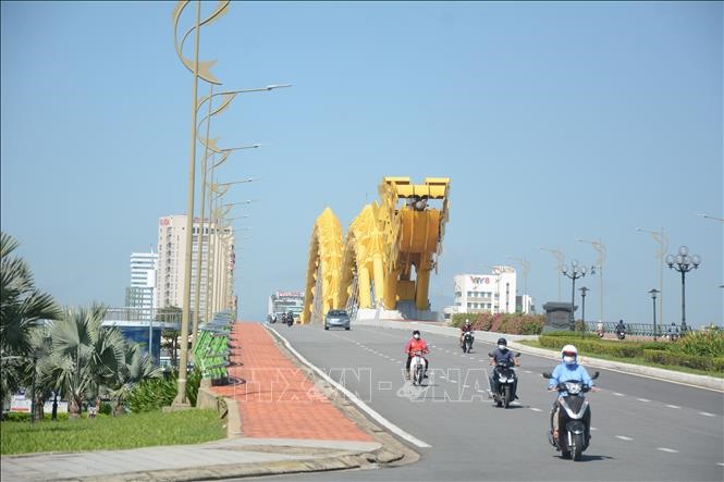 Đường phố Đà Nẵng không còn chốt kiểm soát, người dân ra đường nhiều hơn trước. Ảnh minh họa: Văn Dũng/TTXVN