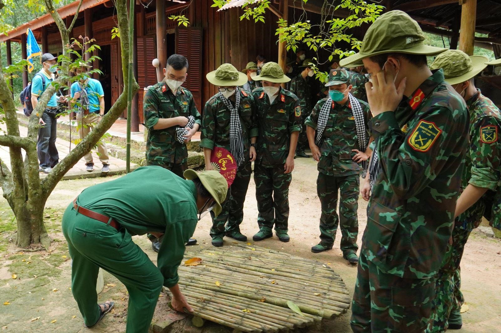 Ngày 29/9, gần 100 bác sĩ quân y được trải nghiệm tham quan du lịch tại huyện Củ Chi.