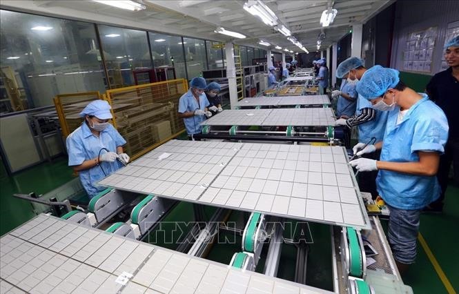 Sản xuất, lắp ráp tấm quang điện mặt trời tại Công ty TNHH chế tạo Canadian Solar Việt Nam, vốn đầu tư của Canada, tại Khu công nghiệp VSIP Hải Phòng. Ảnh minh họa: Danh Lam/TTXVN