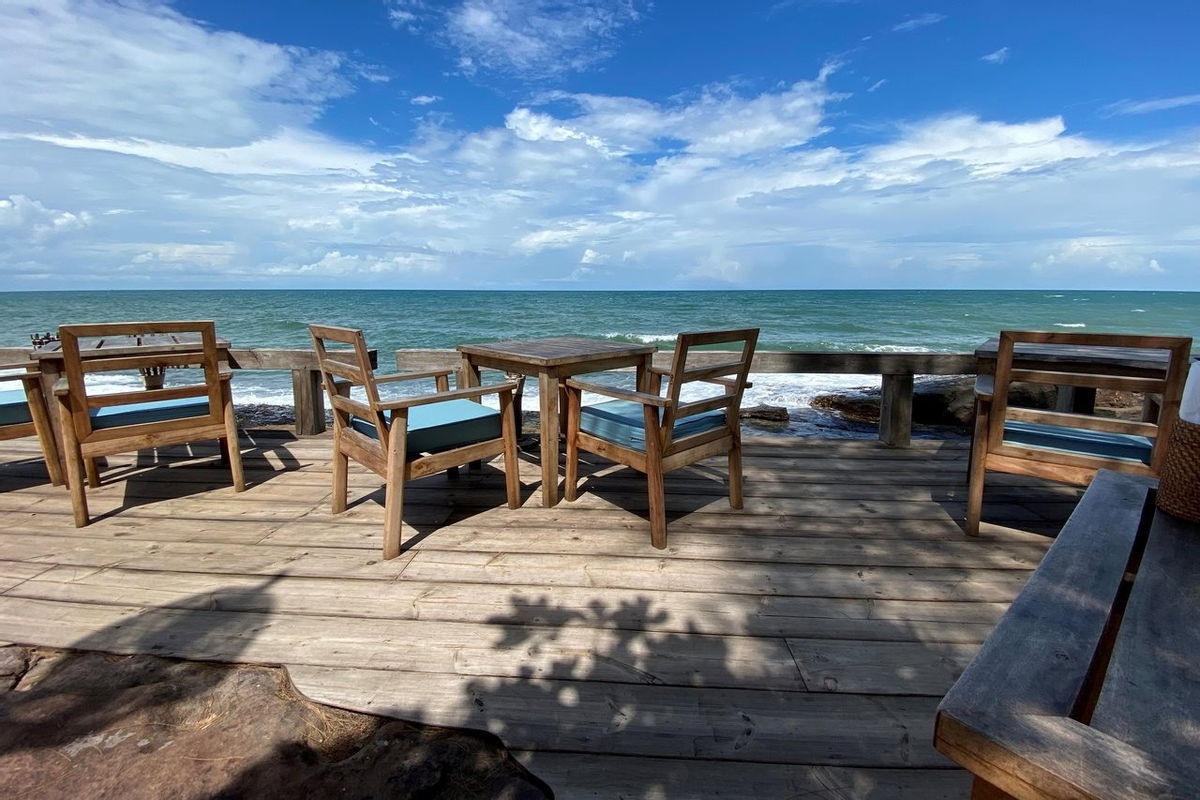 Một nhà hàng bên bờ biển tại Mango Bay resort ở Phú Quốc. Ảnh: Reuters