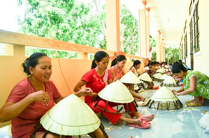 Nghề chằm nón truyền thống ở thôn Trà Lộc, xã Hải Hưng, huyện Hải Lăng tạo việc làm, thu nhập thường xuyên cho hội viên phụ nữ địa phương - Ảnh: ĐỨC VIỆT