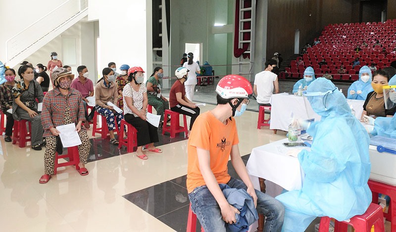 Người dân tiêm vắc xin phòng COVID-19 tại điểm tiêm Nhà Văn hóa trung tâm thành phố Đông Hà - Ảnh: T.T