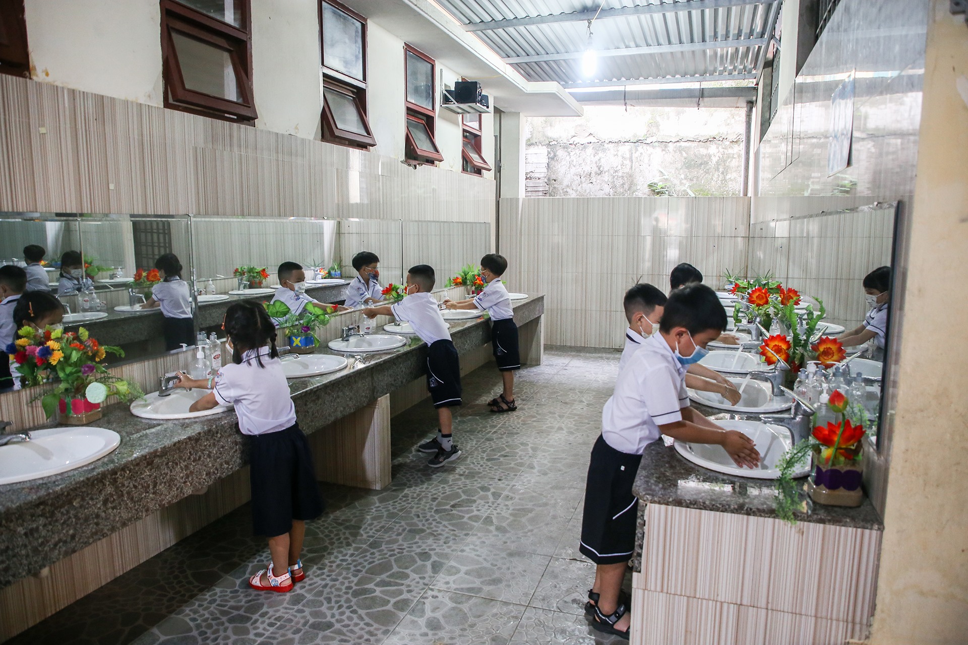 Trường Tiểu học Nguyễn Bá Ngọc chuẩn bị đầy đủ xà phòng, dung dịch sát khuẩn để học sinh rửa tay