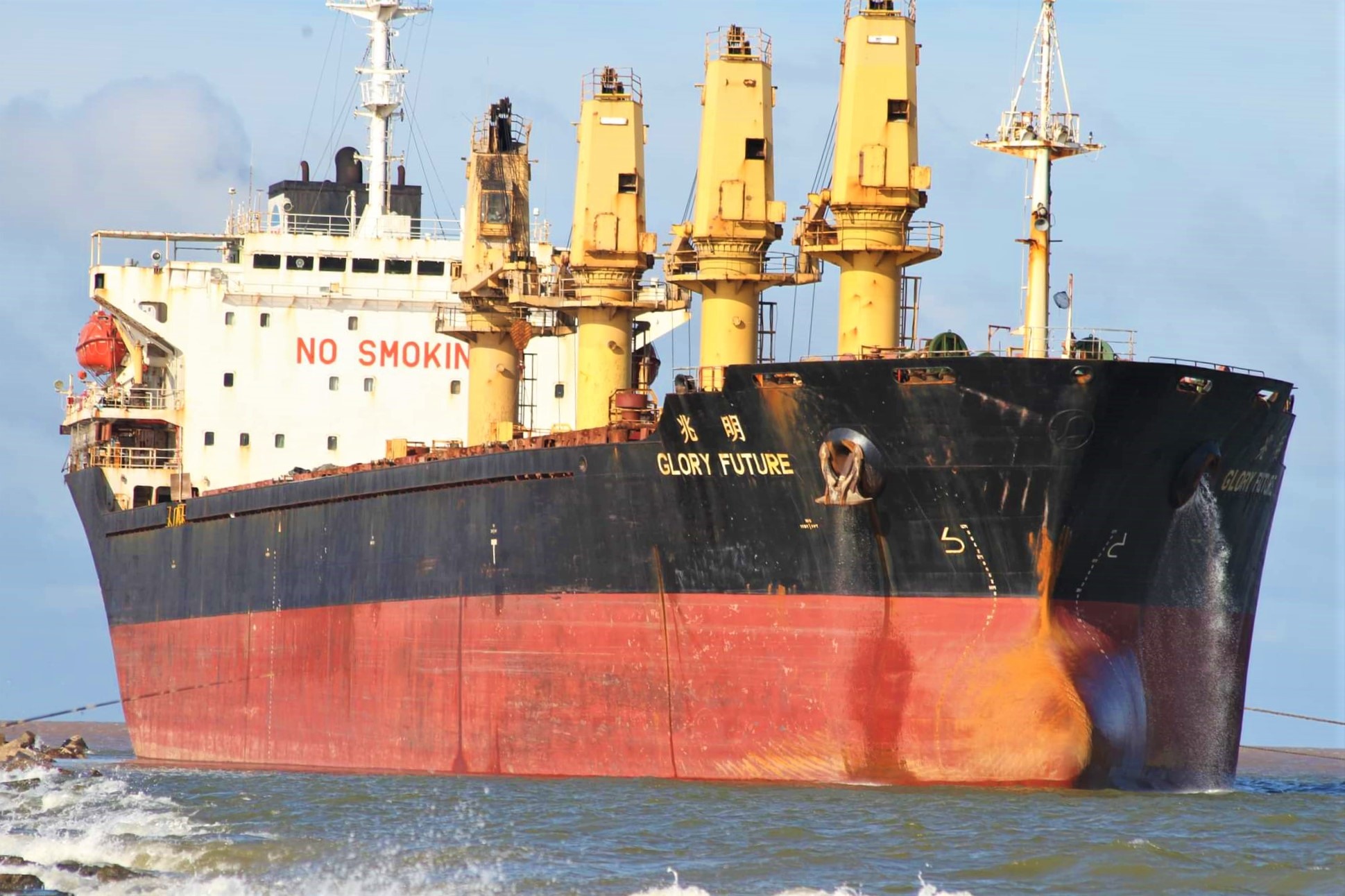 Tàu vận tải Glory Future bị mắc cạn từ ngày 17-10 tại khu vực bờ Nam Cửa Việt.