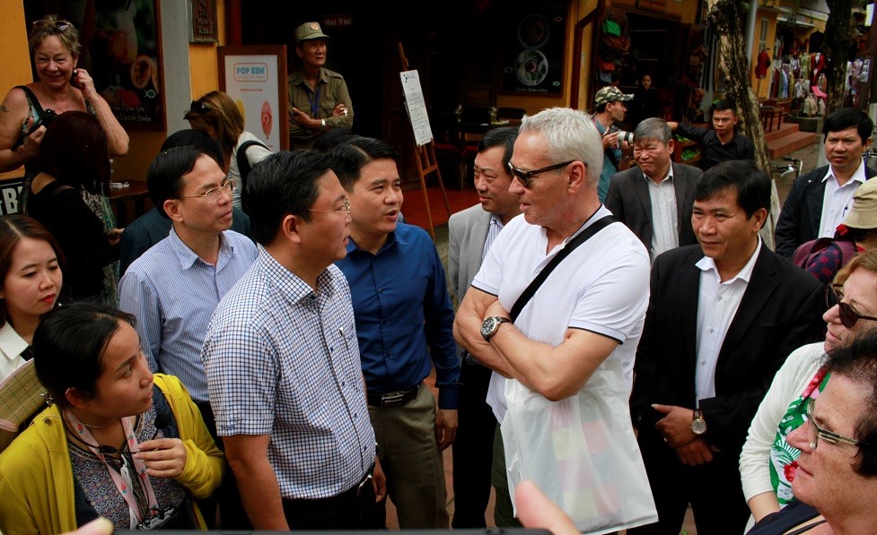 Chủ tịch UBND tỉnh Quảng Nam Lê Trí Thanh gặp gỡ, trò chuyện với du khách tại Phố cổ Hội An vào tháng 2/2020