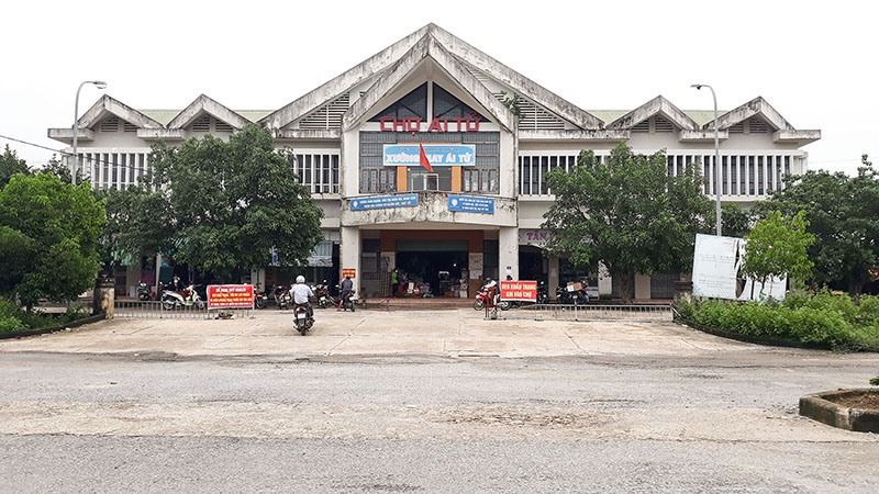 Chợ trung tâm thị trấn Ái Tử đáp ứng nhu cầu mua bán của người dân - Ảnh: N.V