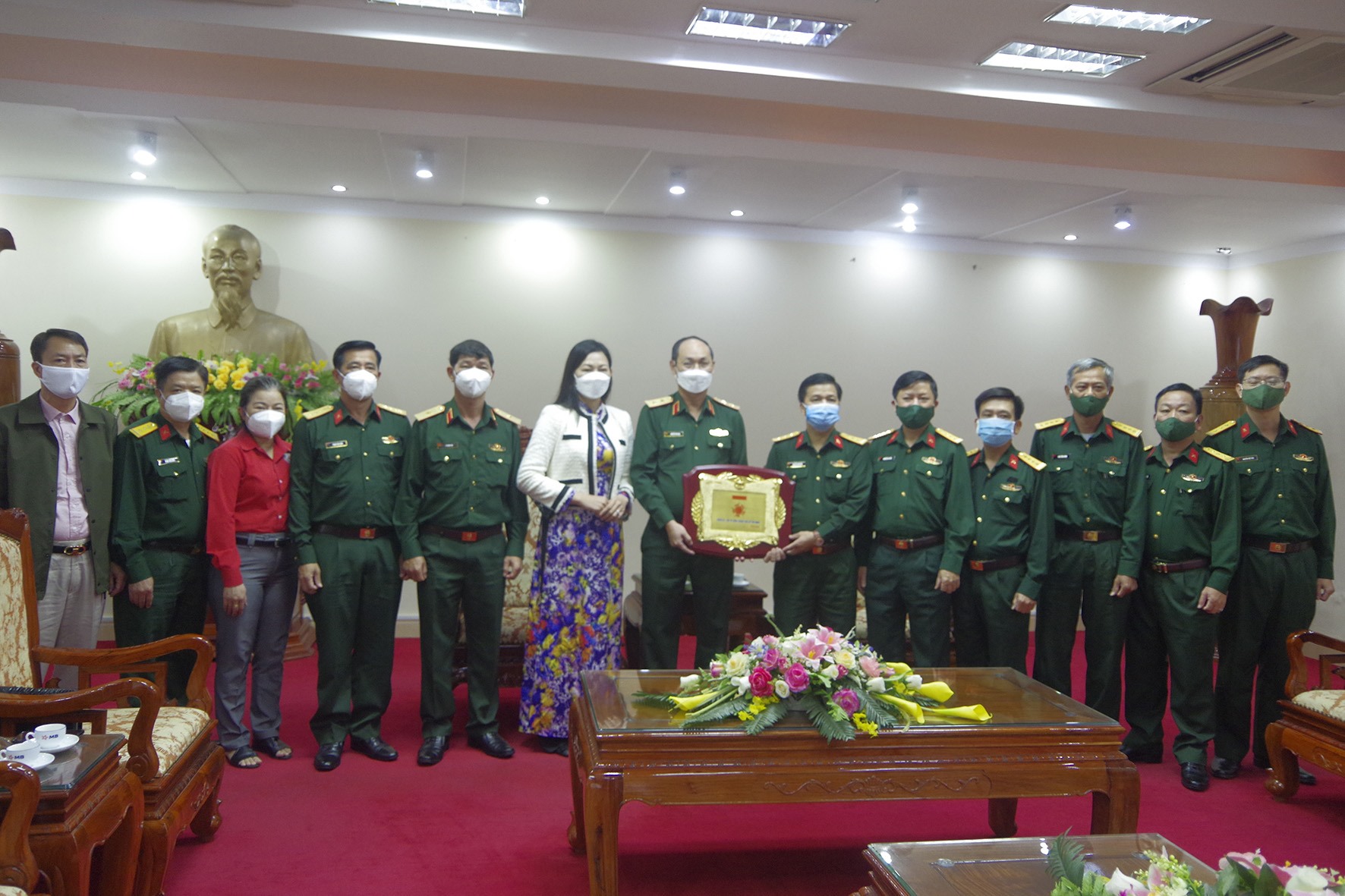 Đoàn công tác của Bộ Tư lệnh thành phố Hồ Chí Minh trao quà hỗ trợ Bộ CHQS tỉnh phòng, chống dịch -Ảnh: K.Q