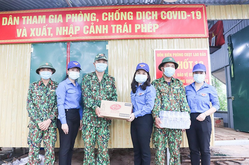 Hội LHTN Việt Nam tỉnh trao quà cho các chốt phòng, chống COVID - 19 thuộc Đồn Biên phòng CKQT Lao Bảo - Ảnh: T.P
