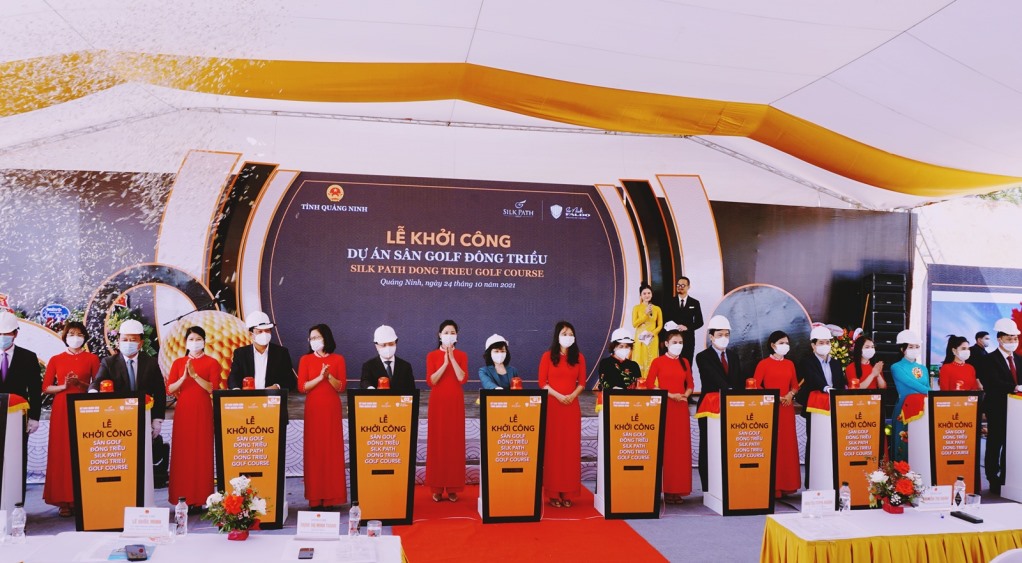 Phó Thủ tướng Lê Văn Thành cùng các đại biểu thực hiện nghi thức khởi công Dự án Nhà máy điện khí LNG Quảng Ninh.