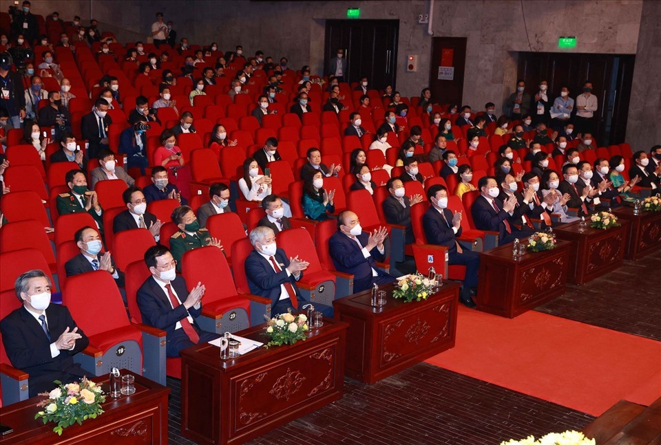 Chủ tịch nước Nguyễn Xuân Phúc, Thường trực Ban Bí thư Võ Văn Thưởng cùng các đại biểu tham dự buổi lễ.