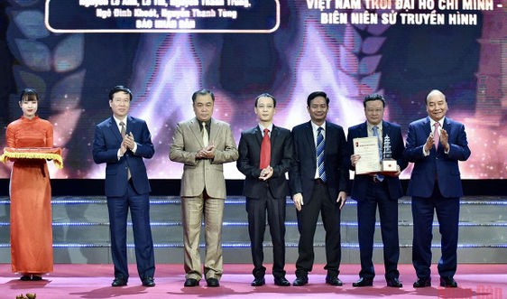 Chủ tịch nước Nguyễn Xuân Phúc, Thường trực Ban Bí thư Võ Văn Thưởng trao Giải Đặc biệt Giải Báo chí quốc gia lần thứ XV - năm 2020 cho nhóm tác giả của Báo Nhân Dân.