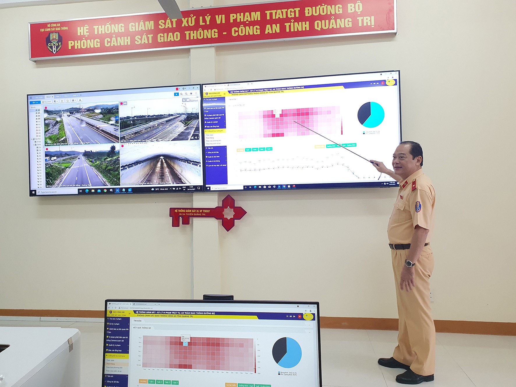 Thiếu tướng Lê Xuân Đức kiểm tra hệ thống giám sát trật tự an toàn giao thông trên tuyến Quốc lộ 1 đoạn đi qua địa bàn Quảng Trị - Ảnh: Anh Tuấn