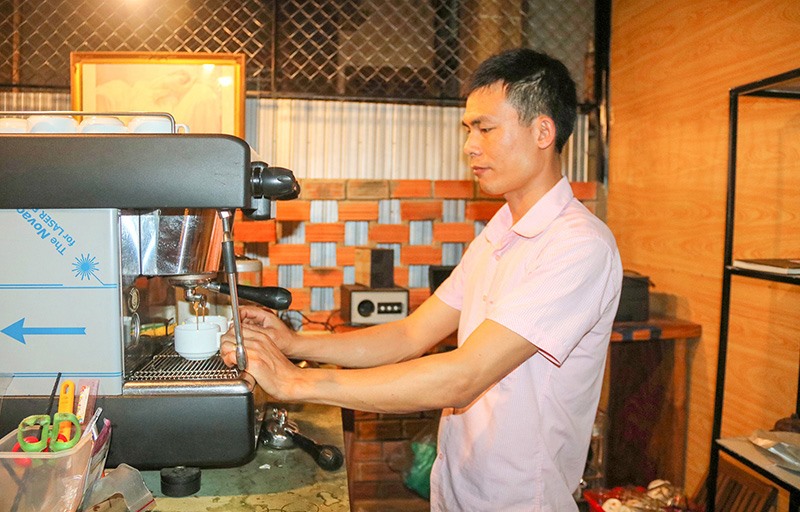 Anh Phạm Văn Thiện đã khởi nghiệp thành công bằng niềm đam mê cà phê nguyên chất - Ảnh: N.B