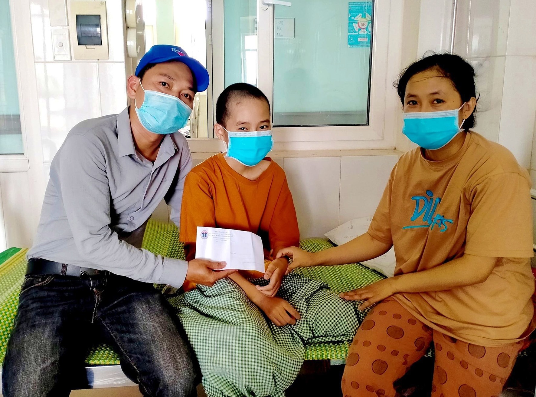 Anh Trần Thái Dương (bên trái) tặng quà cho bệnh nhân có hoàn cảnh khó khăn - Ảnh: NVCC