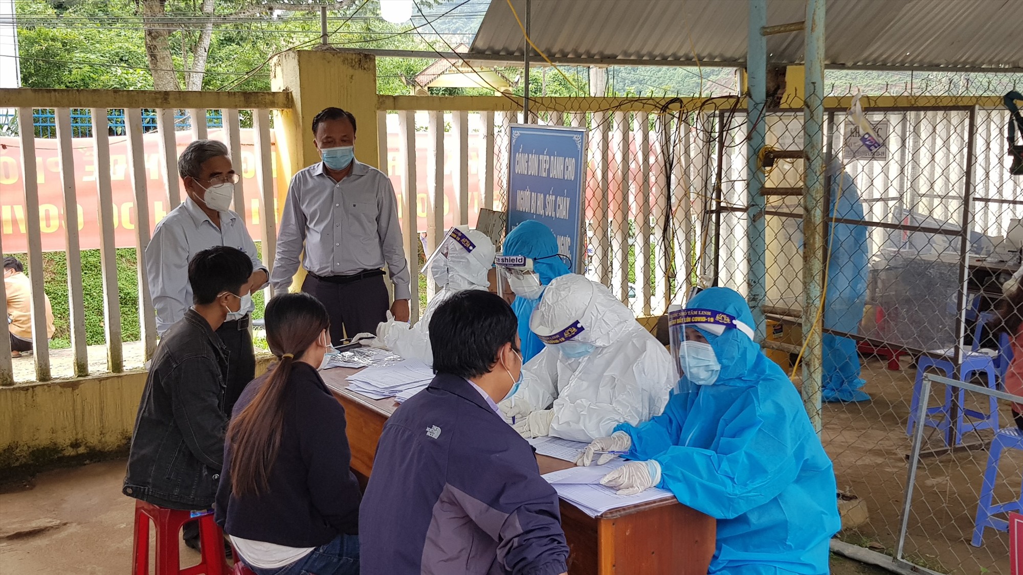 Ngành y tế Quảng Nam và huyện Nam Trà My tổ chức test nhanh các trường hợp liên quan đến ca dương tính trên địa bàn. Ảnh: VGP/Thế Phong
