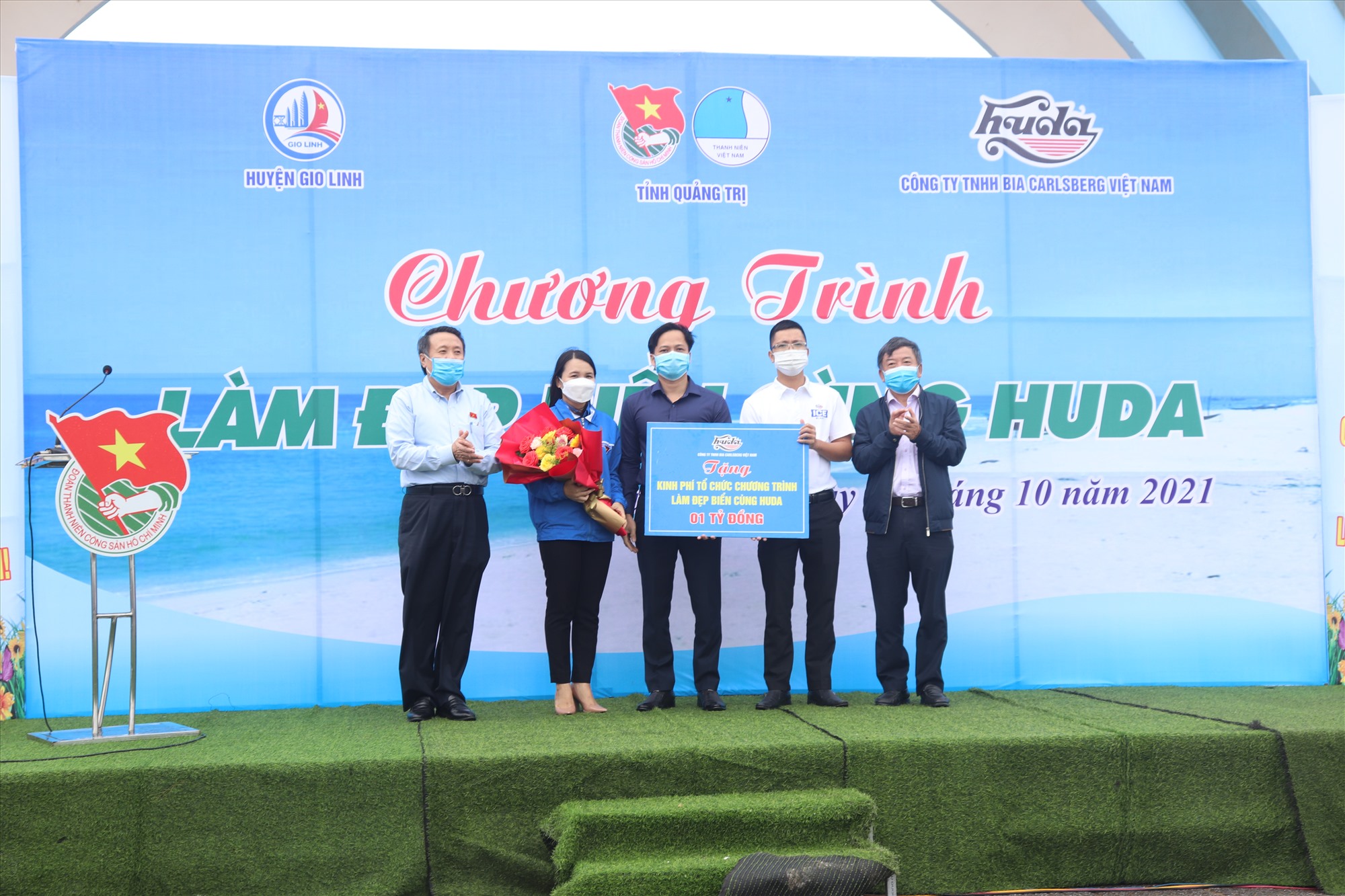 Công ty TNHH Bia Carlsberg Việt Nam trao kinh phí thực hiện chương trình - Ảnh: T.P