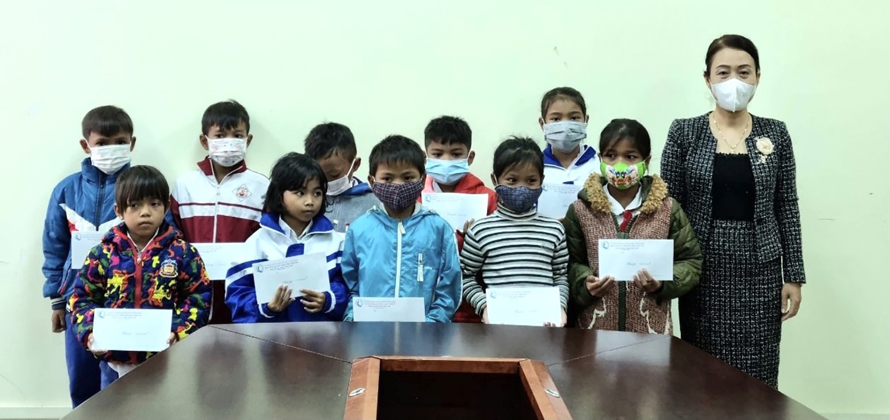 Đại diện Phòng Lao động, Thương binh và Xã hội huyện Vĩnh Linh trao học bổng cho các em học sinh-Ảnh: Nguyễn Trang