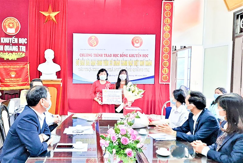 Trao học bổng đỡ đầu dài hạn cho em Nguyễn Thị Mỹ Nhân - Ảnh: S.H