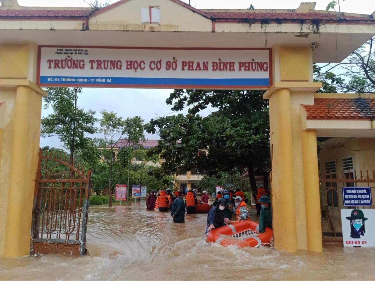 Lực lượng chức năng sử dụng xuồng cao su để hỗ trợ đưa học sinh Trường THCS Phan Đình Phùng rời trường trong sáng nay 28/10/2021 - Ảnh: M.L