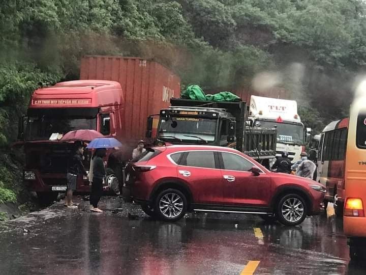 Hiện trường vụ tai nạn giao thông khiến các xe hư hỏng nặng - Ảnh: CTV