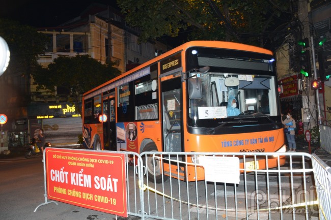 Khoảng 22 giờ đêm, nhiều xe buýt được điều động đến khu vực Bệnh viện Hữu nghị Việt Đức để đưa các F1 đến khu cách ly tập trung.