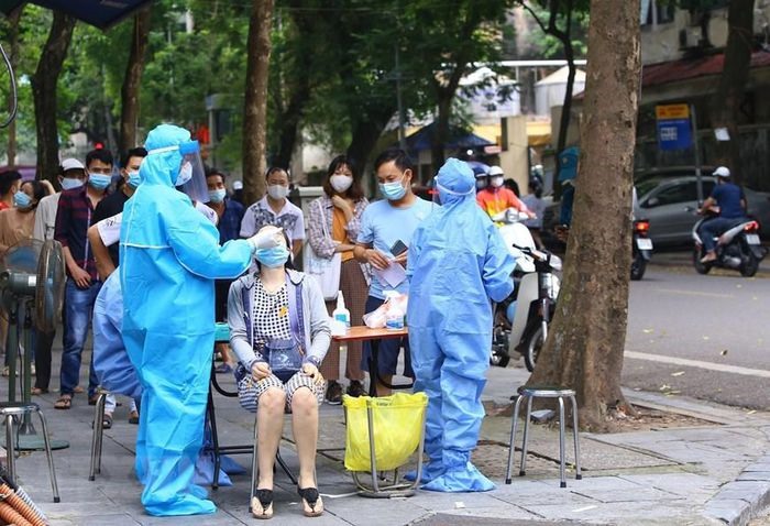 Nhân viên y tế phường Hàng Bông tổ chức lấy mẫu xét nghiệm cho người dân khu vực tiếp giáp Bệnh viện Việt Đức. (Ảnh: Hải Anh/TTXVN)