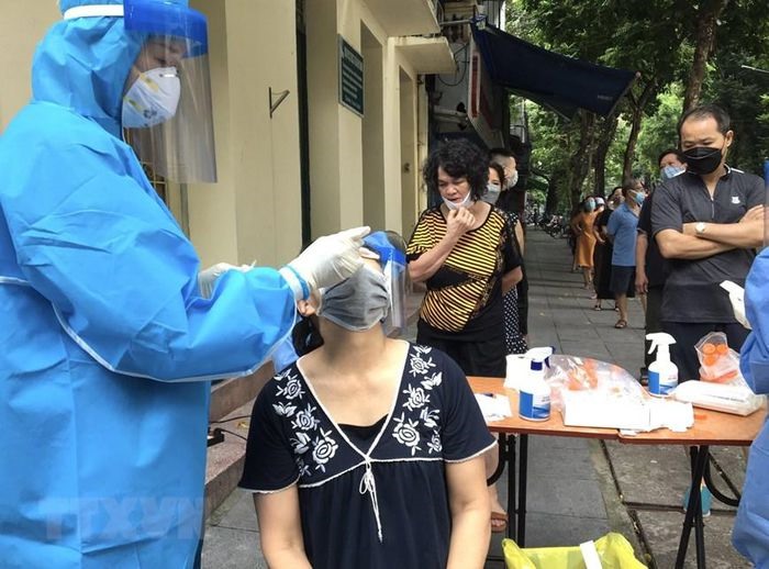 Người dân phường Hàng Bông khu vực giáp ranh Bệnh viện Việt Đức được lấy mẫu xét nghiệm COVID-19, sáng 3/10. (Ảnh: Hải Anh/TTXVN)