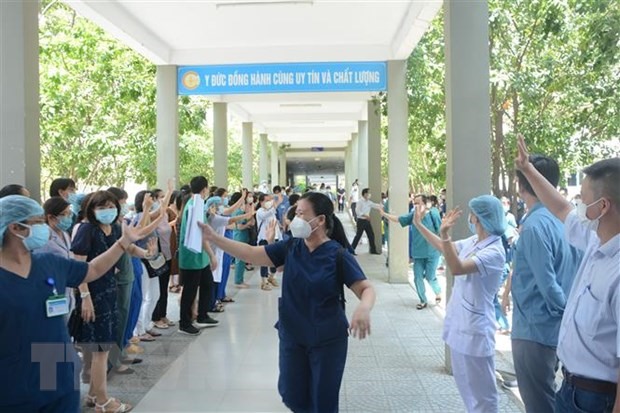Các y, bác sỹ vẫy chào, tiễn đoàn công tác lên đường tiếp viện Thành phố Hồ Chí Minh phòng, chống dịch. (Ảnh: Văn Dũng/TTXVN)