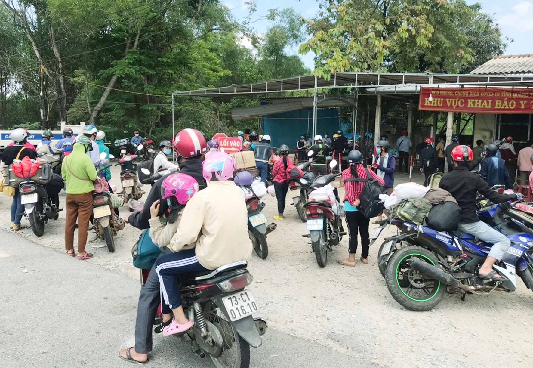 Đoàn xe máy của người lao động về quê làm thủ tục tại chốt kiểm tra y tế Quốc lộ 1 phía Nam hôm 3/10 - Ảnh:  Tú Linh