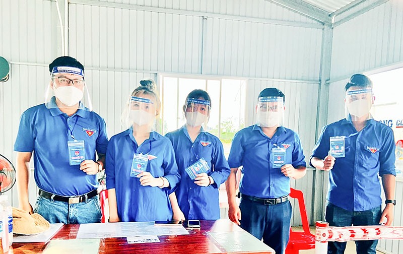 Đoàn viên, thanh niên Huyện đoàn Gio Linh tình nguyện tham gia trực chốt kiểm tra y tế tại Vĩnh Linh - Ảnh: Q.H