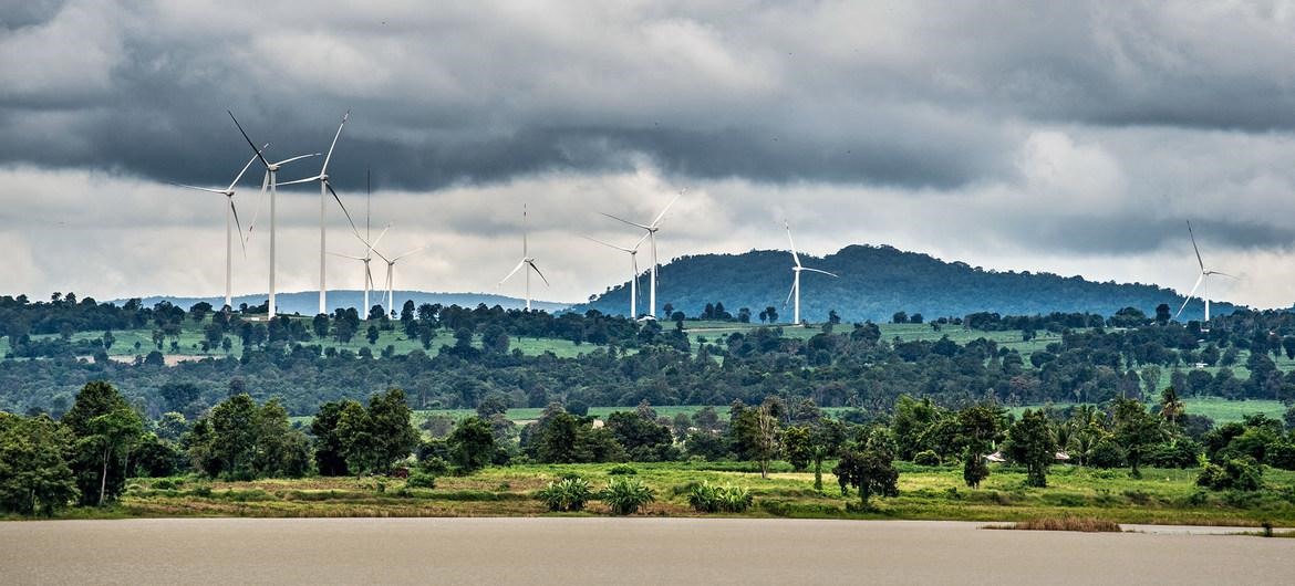 Sử dụng các nguồn năng lượng sạch và bền vững, như trang trại gió ở Thái Lan, giúp làm giảm ô nhiễm không khí. Ảnh: Zen Nuntawinyu