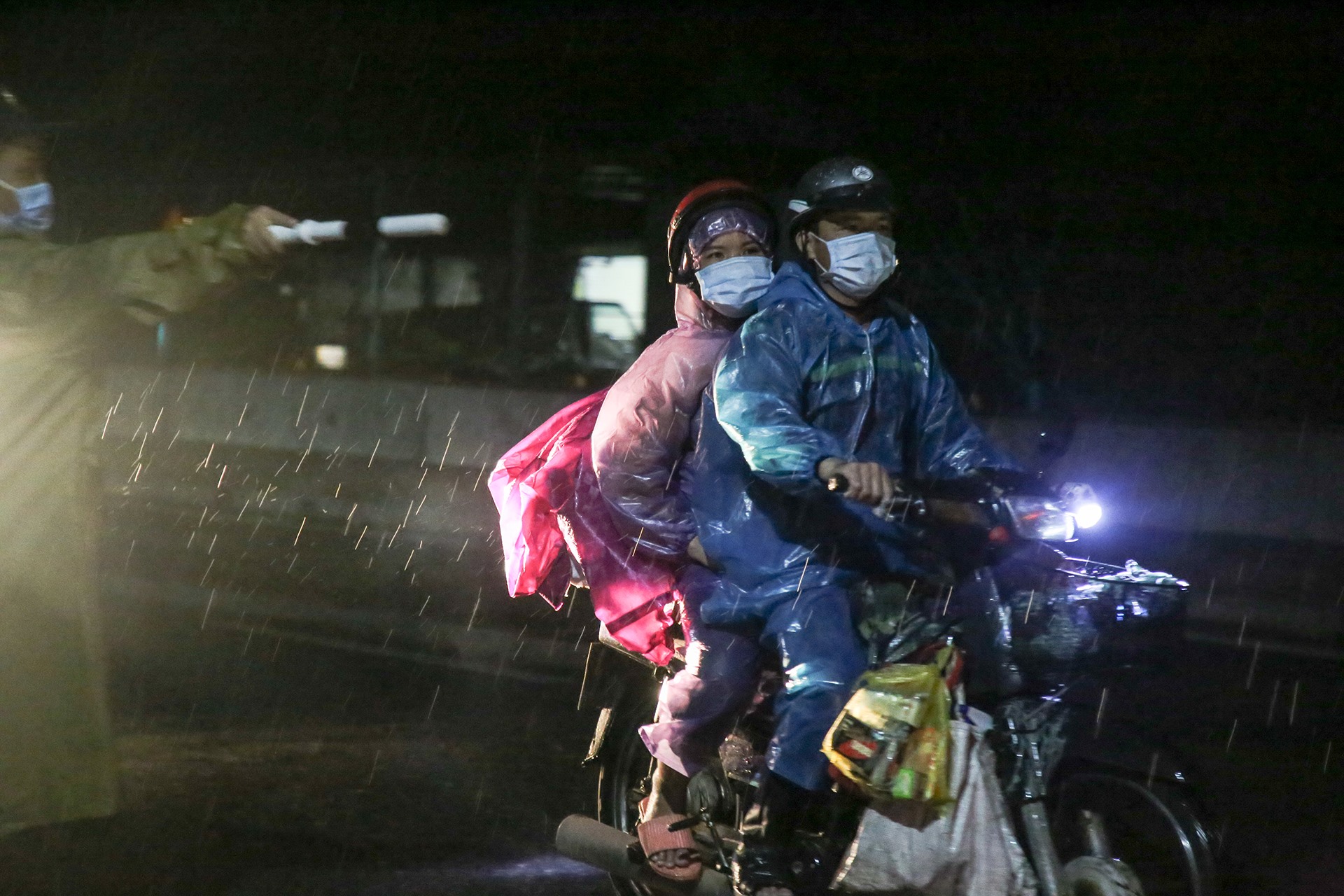 Thời tiết có mưa gây khó khăn nhiều cho các đoàn xe máy về quê