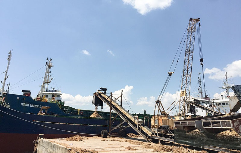 Gỗ dăm là một trong những mặt hàng xuất khẩu chủ lực ở cảng Cửa Việt - Ảnh: H.N.K