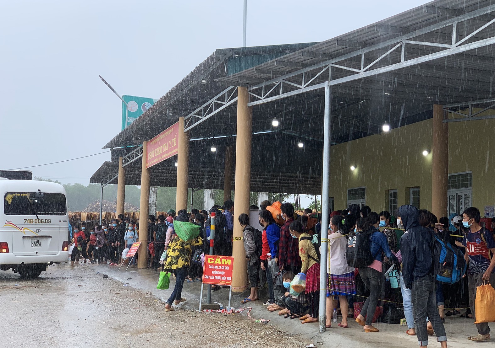 Người dân được Công an tỉnh đưa lên xe từ chốt kiểm tra y tế phía Nam tỉnh trung chuyển đến bàn giao cho tỉnh Quảng Bình tại ranh giới hai tỉnh - Ảnh: Tú Linh