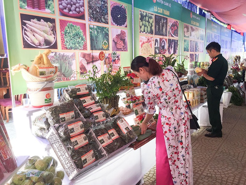 Các sản phẩm nông sản tiêu biểu của Cam Lộ trưng bày nhân dịp đón nhận bằng đạt chuẩn huyện nông thôn mới - Ảnh: Đ.T