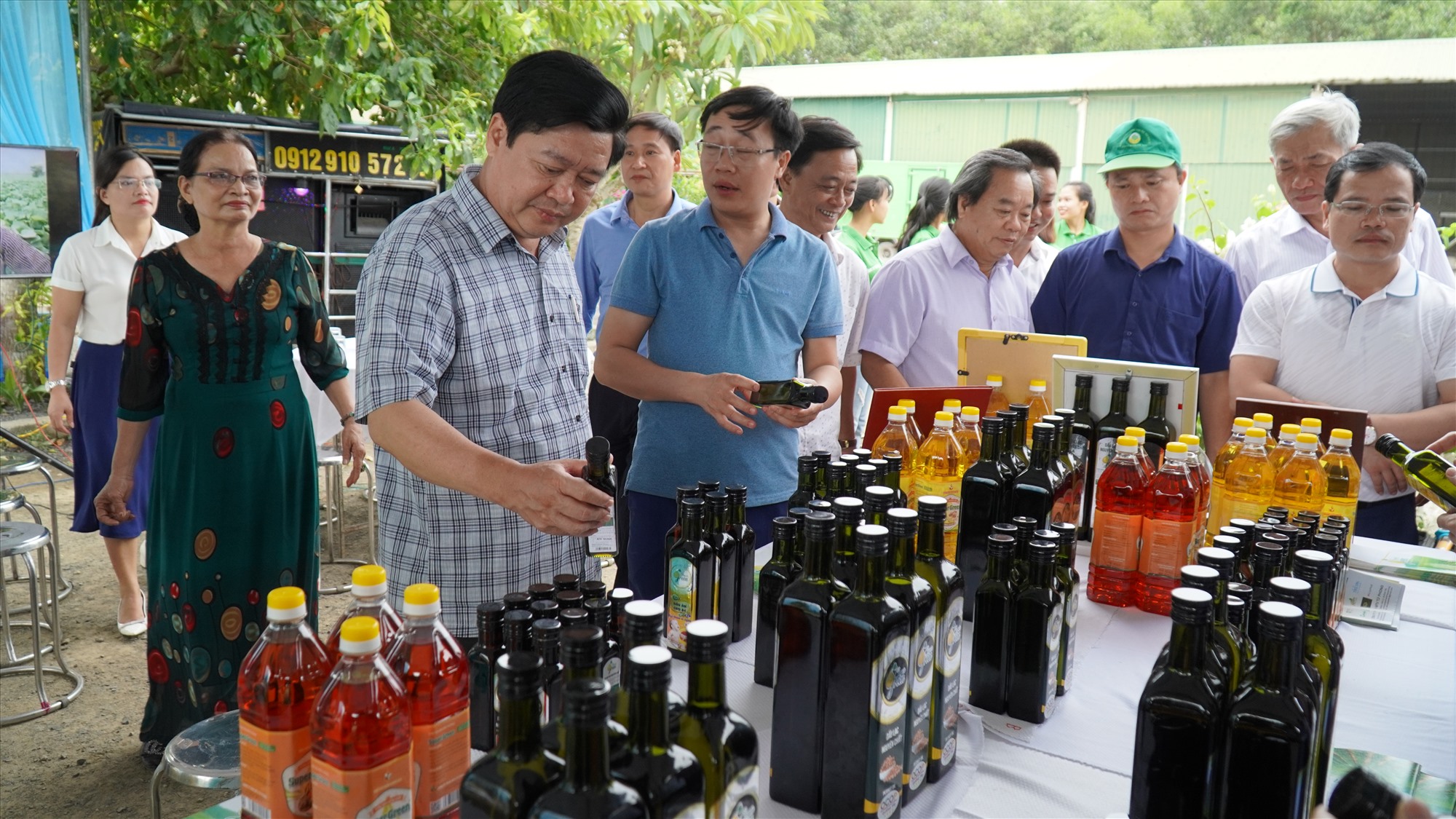 Sản phẩm dầu ăn của Công ty TNHH MTV Từ Phong ngày càng được nhiều khách hàng ưa chuộng  - Ảnh: A.V