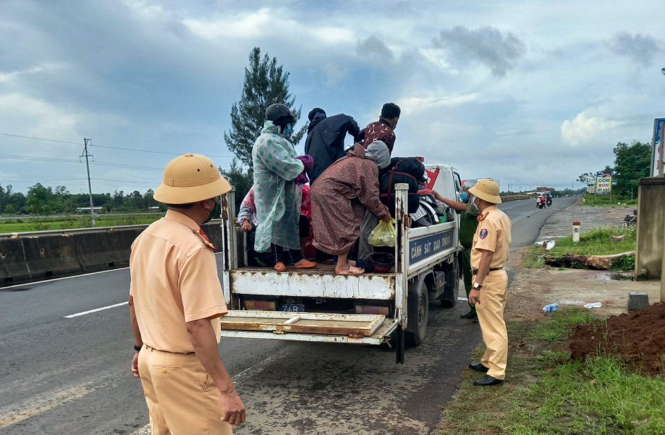 Công an huyện Gio Linh giúp người dân vận chuyển xe hư hỏng đến địa phận giáp ranh Quảng Trị và Quảng Bình - Ảnh: Trần Tuyền