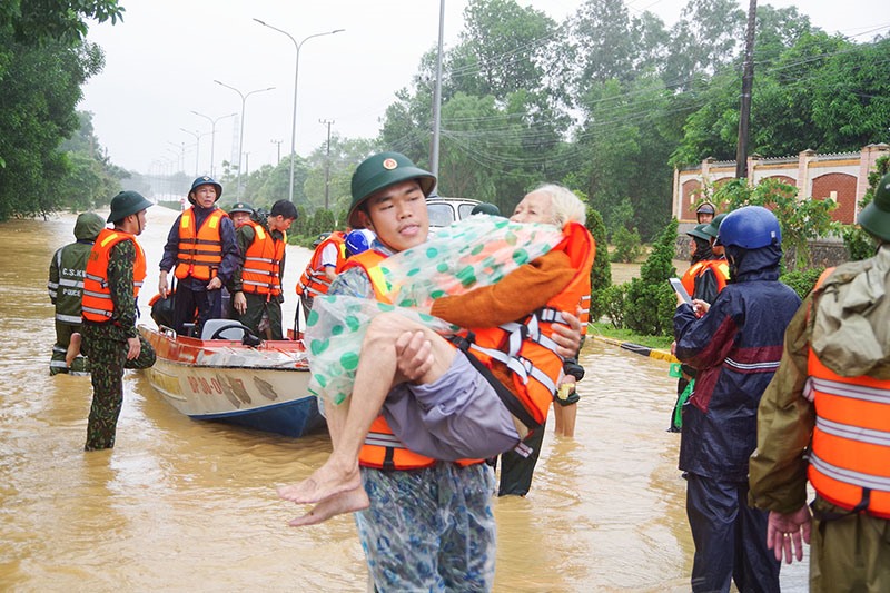 Cán bộ, chiến sĩ LLVT tỉnh sơ tán Nhân dân ra khỏi vùng ngập lụt đến nơi an toàn (năm 2020) - Ảnh: XUÂN DIỆN